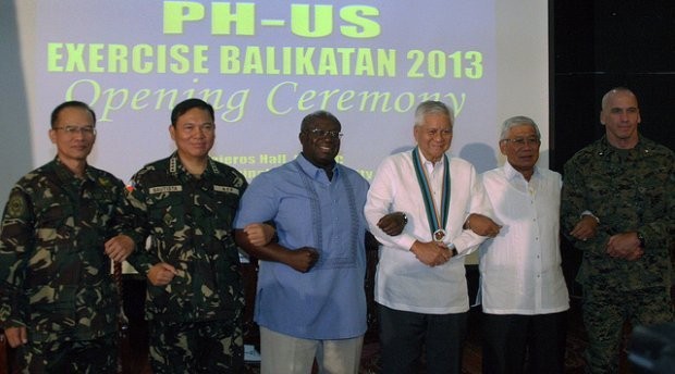 Bộ trưởng Ngoại giao Philippines Alberto del Rosario (thứ tư, từ trái sang) tại Lễ khai mạc cuộc diễn tập quân sự liên hợp Balikatan Mỹ-Philippines ngày 5/4/2013